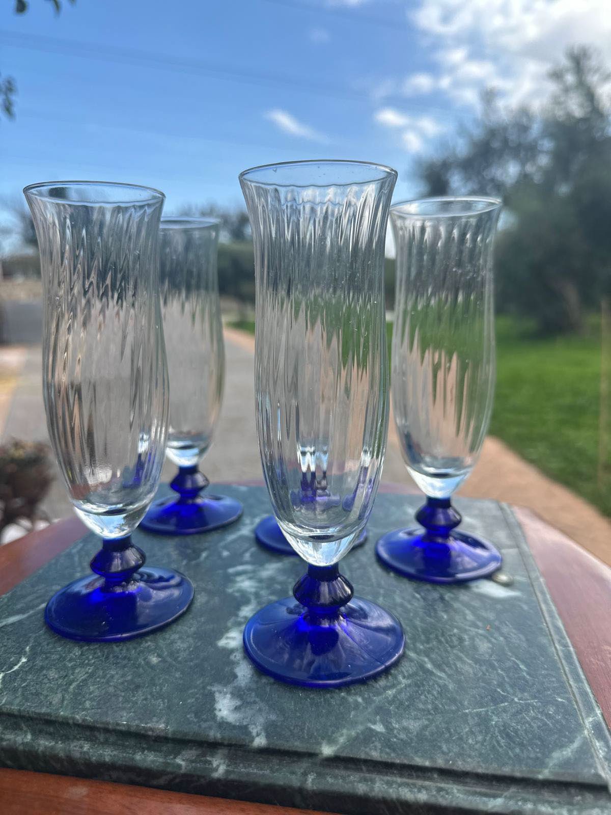 set-4-bicchierini-in-vetro-soffiato-con-piede-blu-cobalto